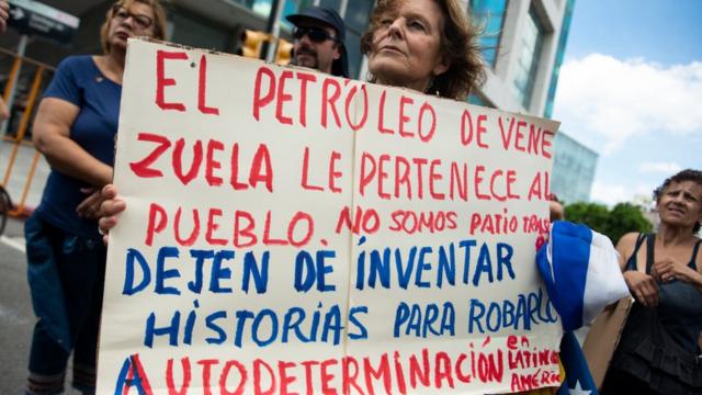 委內瑞拉示威者，手中的標牌上書「石油屬於人民」