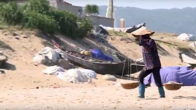 Một trong những điểm nhấn của bộ phim là chia sẻ từ những người dân điạ phương bị ảnh hưởng sau thảm họa cá chết do công ty Formosa gây ra
