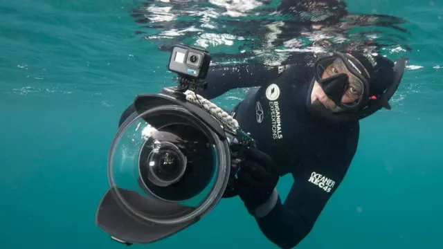 Amos Nachoum segura uma câmera subaquática