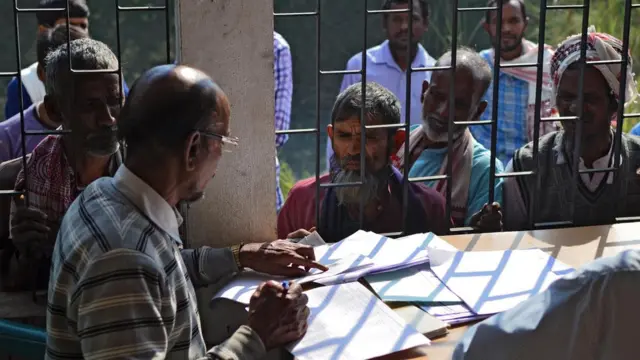 আসামে এনআরসি তালিকায় নাম ওঠাতে নানা নথিপত্র জমা দিতে হচ্ছে