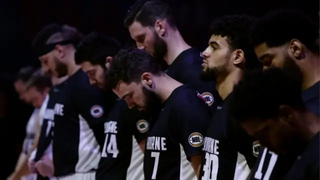 मौन रखते खिलाड़ी