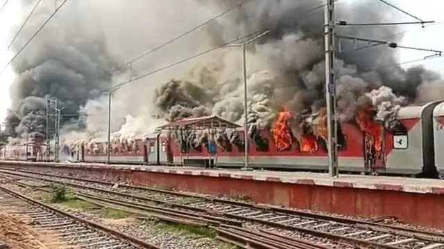 ਰੇਲਗੱਡੀ ਨੂੰ ਲਗਾਈ ਅੱਗ