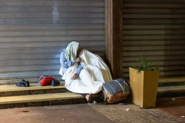 أهالي مدينة مراكش يفترشون العراء لليلة الثانية خوفا من حدوث هزات ارتدادية