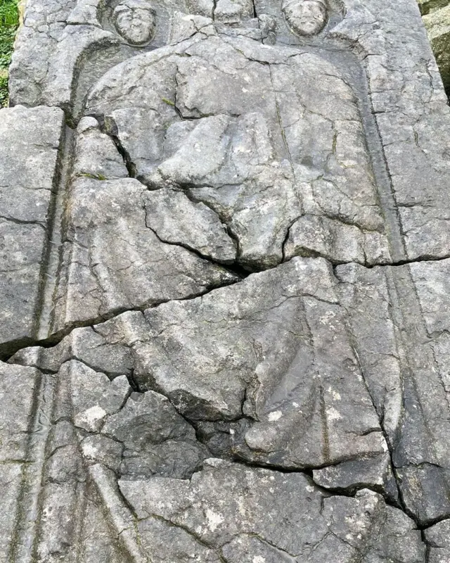 जेरपॉइंट क़ब्रिस्तान में एक प्रतिमा में दो योद्धा सेंट निक की सुरक्षा में लगे हुए हैं.