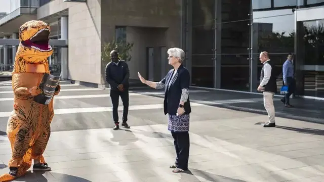 Waa dibad-baxe is-beddelka cimilada oo lagu amray Talaadadii inuu ka baxo aagga bannaanka xafiiska Standard Bank ee Johannesburg.