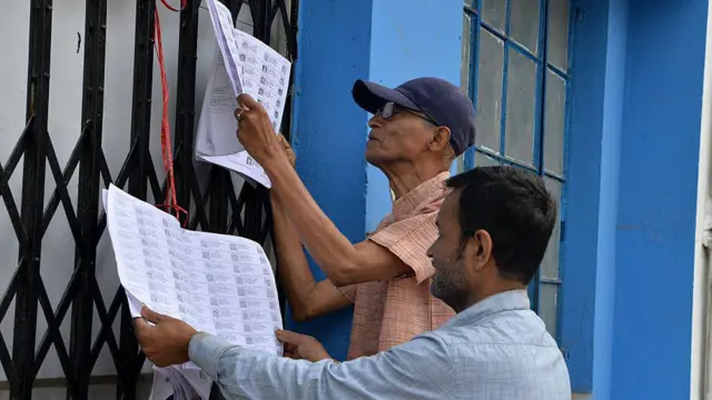 নির্বাচন কমিশনের তালিকায় নাম খুঁজতে ব্যস্ত ভোটাররা
