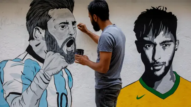 বিশ্বকাপ ফুটবল নিয়ে ঢাকার দেয়ালে গ্র্যাফিটি।