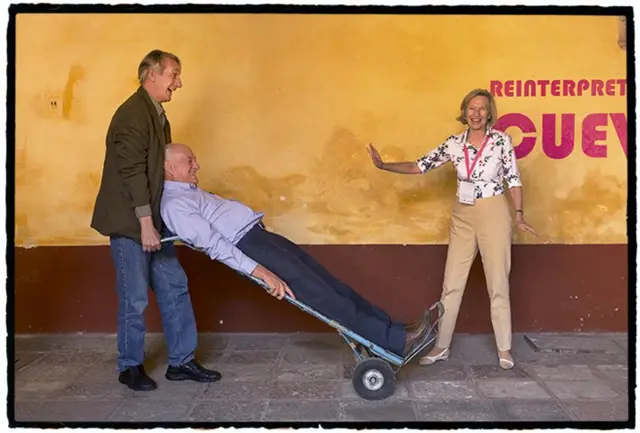 Alberto Ruiz Sánchez, sostiene al vicepresidente honorario del Hay Festival, Andres Rozental