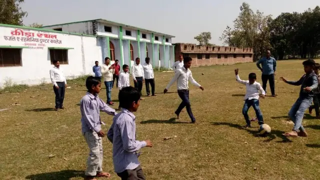 मैदान में खेलते बच्चे