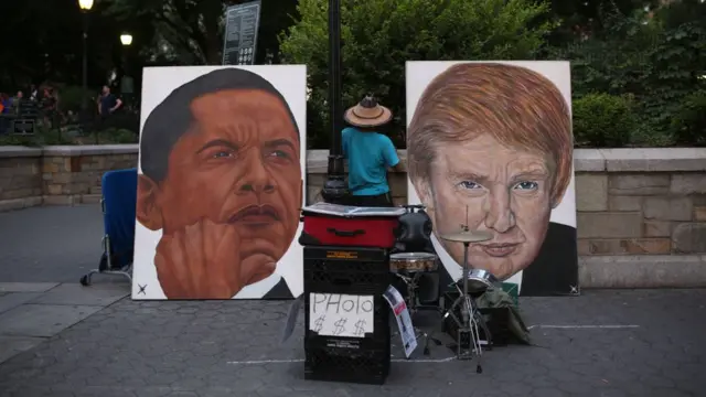 Плакаты с портретами Барака Обамы и Дональда Трампа