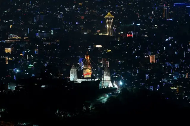 दीपावलीको साँझ स्वयम्भूनाथको चैत्य र काठमाण्डू उपत्यका झलमल्ल देखिएको थियो। यो वर्ष यमपञ्चकको दोस्रो दिन नेपालमा कुकुर तिहार र साँझ पूजा लक्ष्मी पूजा मनाइयो