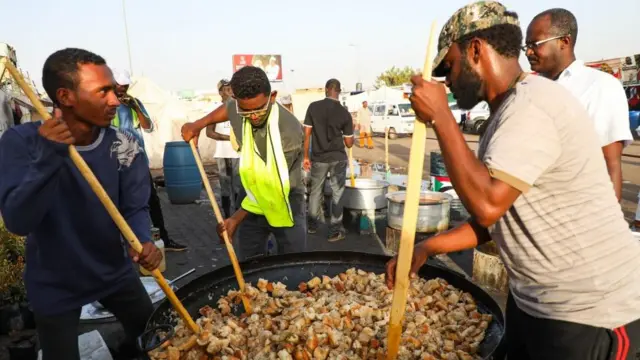 Au Soudan, préparation du repas du soir pendant le Ramadan, en marge des manifestations à Khartoum.