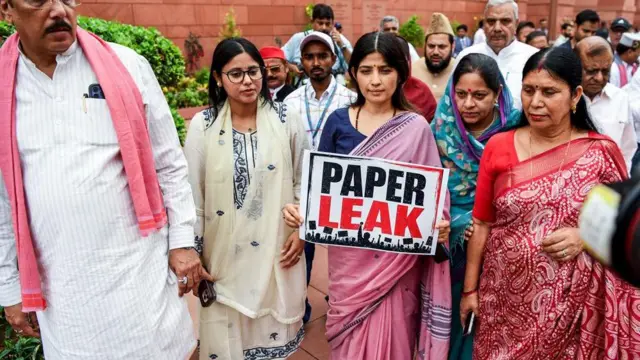 डिंपल यादव के नेतृत्व में सपा सांसदों का मार्च
