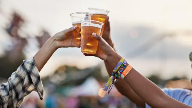Bersulang bir di festival musik.