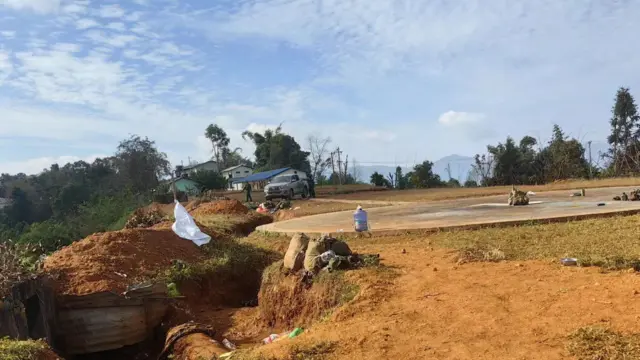 အမှတ် (၁၂၅) ခြေလျင်တပ်ထဲက ရဟတ်ယာဉ်ကွင်း