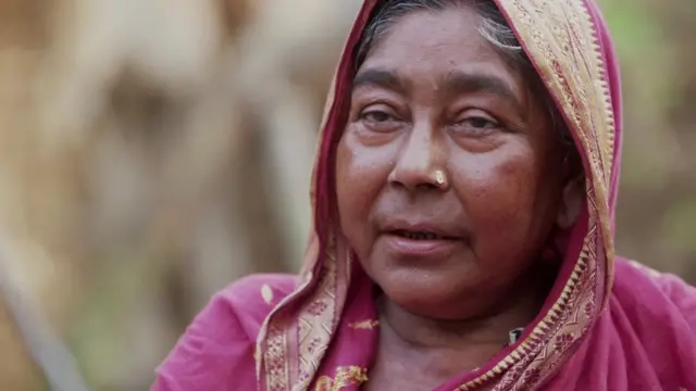 దీనంగా చస్తున్న మహిళ