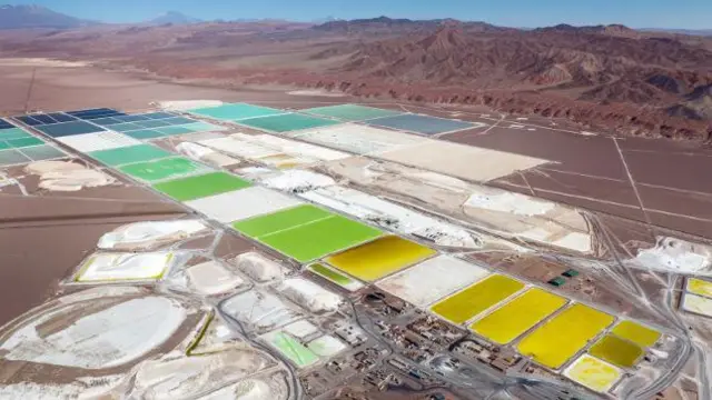 Foto aérea mostra grandes áreas com colorações amarelas, verdes e azuis, parte do processotv leão novibetextraçãotv leão novibetlítio