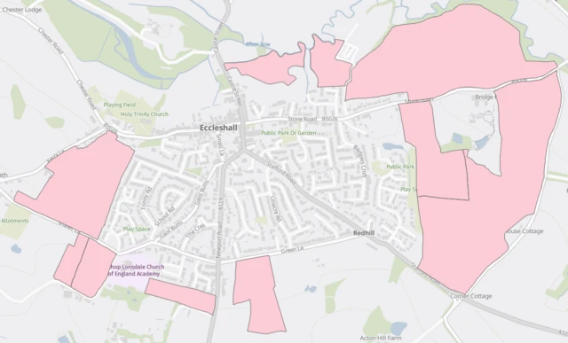 Las áreas sombreadas en rosa que rodean el pueblo existente muestran una serie de campos que se han sugerido para uso de vivienda.