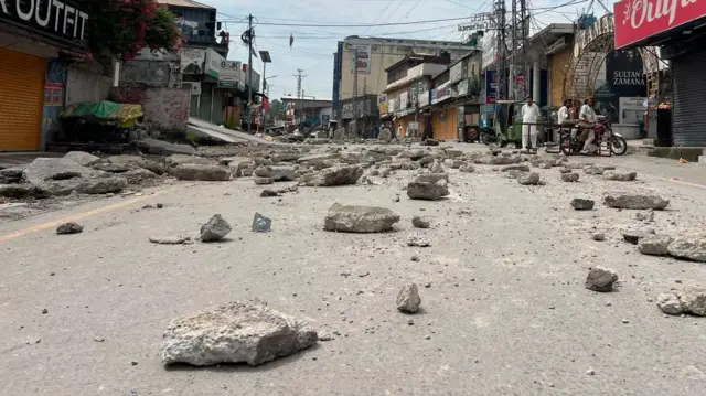 مظفر آباد شہر کے گنجان آباد علاقوں میں رکاوٹیں لگا کر راستے بند