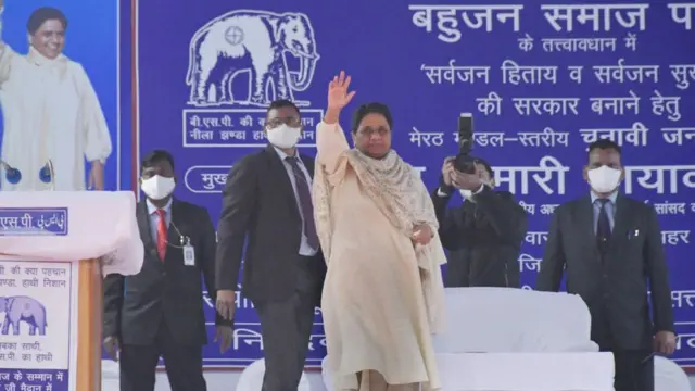 માયાવતી ઉપર આરોપ લાગે છે કે તેઓ વડા પ્રધાન નરેન્દ્ર મોદી તથા ભાજપની સામે કૂણું વલણ અપનાવે છે