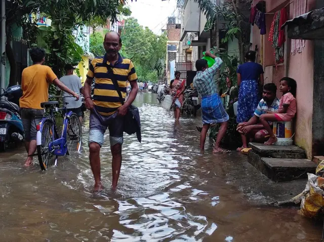 சென்னை வெள்ளம்: தண்ணீரில் தத்தளிக்கும் தரமணி, வேதனையில் மக்கள் – என்ன நடக்கிறது?