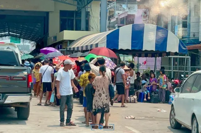 ထိုင်းဘက်ကူးဖို့ ချစ်ကြည်ရေးတံတားမှာတန်းစီနေတဲ့ မြဝတီမြို့ဒေသခံအချို့