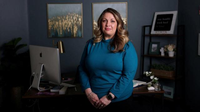 Lorie Smith sorrindo contidamentecomo ganhar nos slotsescritório