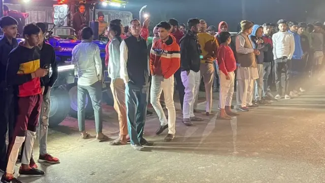 कनारसी गांव में जुटे युवा