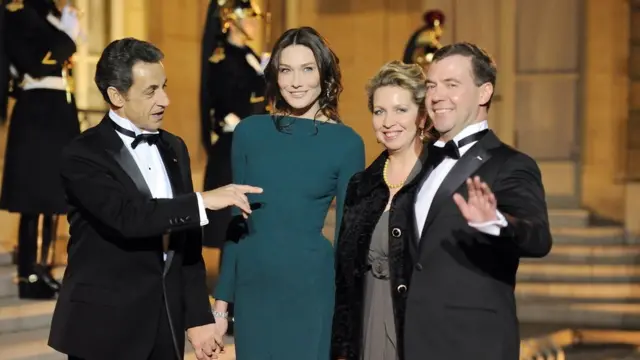 Саркози и Бруни принимают чету Медведевых в Елисейском дворце