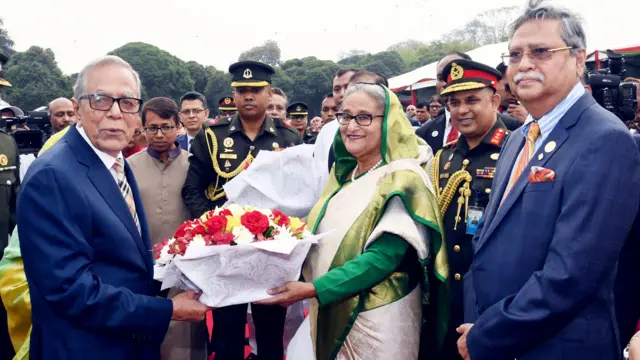 ২০২৩ সালে স্বাধীনতা দিবসের অনুষ্ঠানে বিদায়ী রাষ্ট্রপতি আব্দুল হামিদকে শুভেচ্ছা জানাচ্ছেন তৎকালীন প্রধানমন্ত্রী শেখ হাসিনা ও নবনির্বাচিত রাষ্ট্রপতি সাহাবুদ্দিন আহমদ