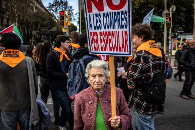 Demonstran memprotes tingginya harga sewa di Barcelona, ​​Spanyol, pada Sabtu, 23 November 2024.