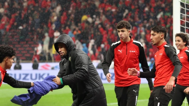 Lokacin da ƴan'wasan Morocco ke yunƙurin ɗauke tawul ɗin golan Senegal Mendy