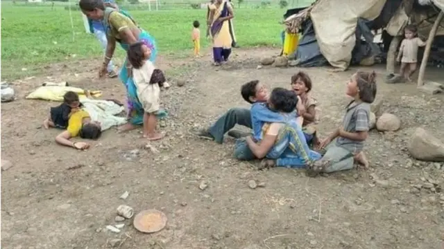 அடித்து விரட்டப்பட்ட தலித் தம்பதியர் - வைரலான காணொளி