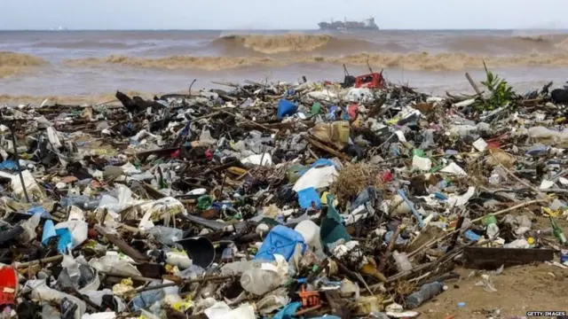 लेबनान के समुद्री तट पर कचरे का ढेर