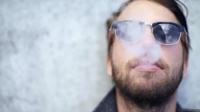 담배를 피고있는 한 남성