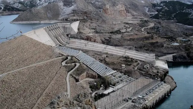 سد کبان بر روی رود فرات در ترکیه ساخته شده.
