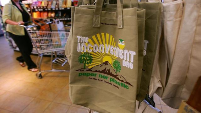 许多店家店现在都会提供可多次使用的购物袋供消费者选购。
