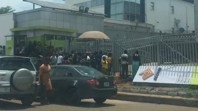 Ndị mmadụ kwogara n'ụlọakụ dị n'Enugu