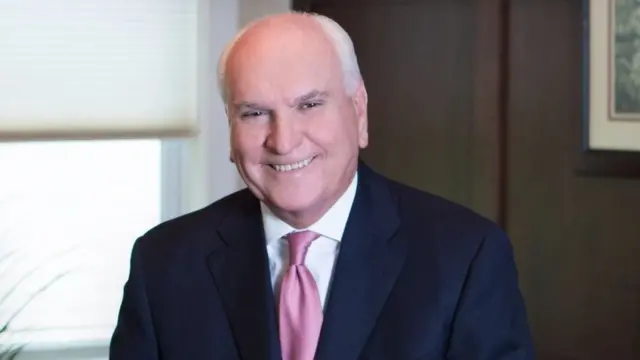 جون سباير، مدير أحد البنوك في بنسلفانيا