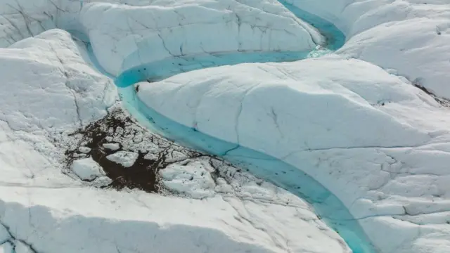 Rio que se ha formado debido al calentamiento en el permafrost en Groenlandia.