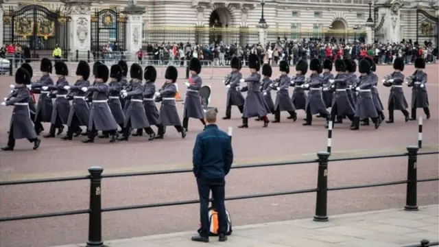 کورونا وائرس: وہ پانچ چیزیں جو عالمی وبا کے دوران فوج کر سکتی ہے