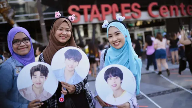 Para penggemar di Staples Center, Los Angeles, California menunggu konser BTS dalam tur 'Love Yourself', 9 September 2018.