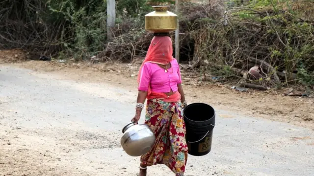 પાણી ભરવા જતાં મહિલા