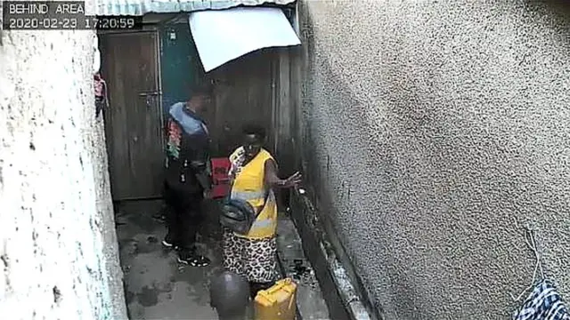 Umugore ari gukorerwa urugomo