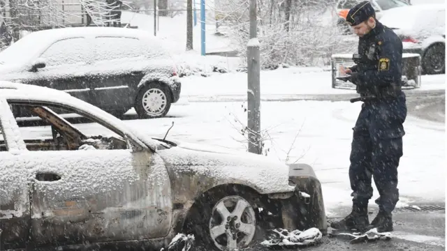 Banliyöde araçlar ateşe verildi