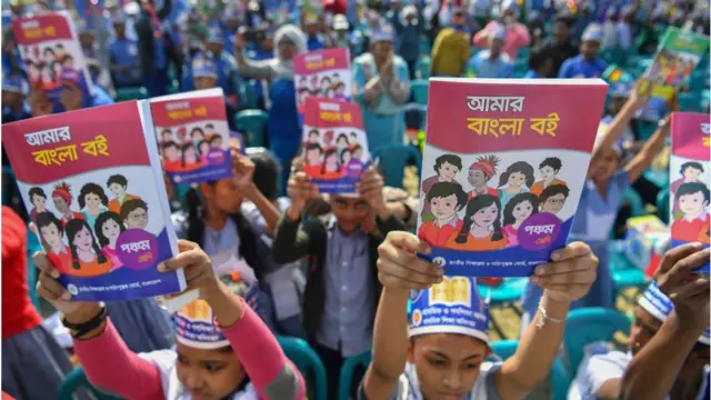 শিক্ষার্থী বই তুলে আছে।