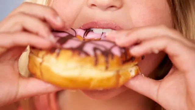 بعض الأشخاص أكثر عرضة من غيرهم لإدمان الطعام