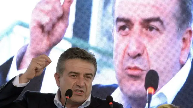 Karapetyan cũng bị một số người biểu tình phản đối
