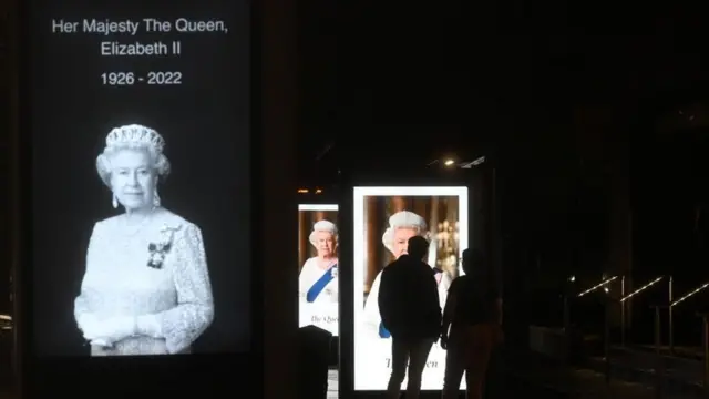 Los paneles publicitarios digitales de las paradas de autobús mostraban imágenes de la Reina