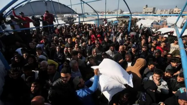 Фаластинликлар ун олишмоқда